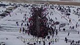 农村传统捕鱼神器，大竹排斜铺于河面，大鱼小鱼随便捡