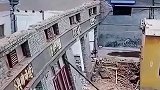 爬杆式停车，技术挺牛啊，顶天立地呀！
