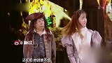 《跨界喜剧王》：男子刚夸玩小伙表演不错，下一秒直接被打脸，人家是睡着了
