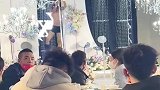 表情两极分化！当婚礼现场出现男子跳钢管舞