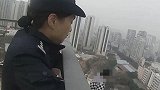 广西柳州：女子悬坐26楼天台！女警充当“妈妈”将其劝回