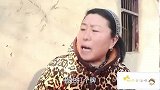 妈妈急着去打牌，把傻儿子拴在门口大树上，赢了钱回家儿子不见了