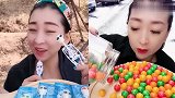 美女直播吃怪异骷髅糖、西瓜糖，看着超过瘾，是我向往的生活