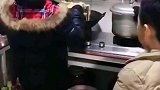 弟弟中午贪玩没吃饭，姐姐给弟弟煮了一大碗面条
