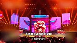 帅哥也抵挡不住萌娃，肖战看小酒窝表演笑得好甜，眼睛都弯成了月牙