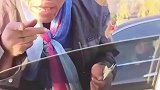 一大哥坐车里遇文明抢劫