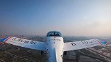 有趣小实验：当飞机360度翻转时，瓶子里的果汁会洒出来吗？