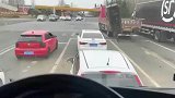 尴尬瞬间大车等红灯，钩子吓人