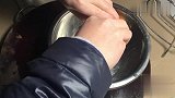 鸡蛋的新吃法，2分钟教会你，做好吃的松花蛋肠！