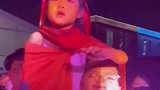 摇滚乐队演唱会现场，6岁小哪吒坐父亲肩头忘情唱歌