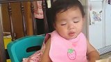 宝宝坐在妈妈怀里，瞬间进入打盹模式