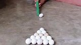 印度小伙自己发明的桌球，这要是能打中算我输，简直不要太搞笑