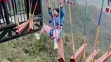 妹妹第一次挑战高空云梯，劈腿那一刻，我都感觉到疼了！