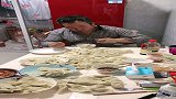 饺子倒桌子上吃，更美味
