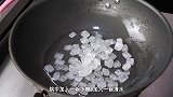 冰糖到底能不能炒糖色，炒出来和白糖有什么区别，看完你就懂了