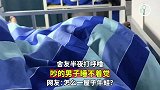 舍友半夜打呼噜，吵的男子睡不着觉