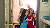 中国无臂女童被美国夫妇收养,用乐观享受世界