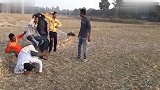 国外搞笑合集,这个小伙拔河竟然能一挑六厉害了