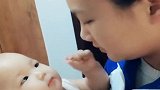知道姐姐要去上学，相差12岁的弟弟缠着姐姐不放，不愧是亲生的