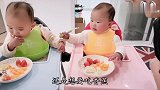 双胞胎吃水果，妹妹遇到大困难，竟上演父女情深套路爸爸，太鸡贼