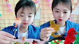 美女直播吃光头强零食，各种口味任你选，我儿时向往的生活