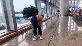 宝宝在火车站跳舞，简直太可爱了