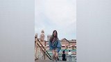 无视他人的目光 小姐姐河边疯狂热舞