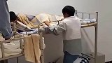 男子不断拉拽双人床，结果重心不稳双人床倒塌