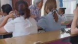 让人心酸的一幕！毕业家长会上，来了一位颤颤巍巍的老奶奶！