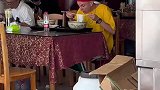 外国小伙在中国吃米线，第一次用筷子解锁新方式