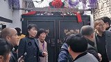 大衣哥家门口访客不断，虽然有人不礼貌，大衣哥笑脸相迎