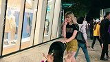 美丽性感外国宝妈带宝宝打招呼