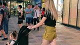 美丽性感外国宝妈带宝宝打招呼