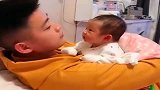 爸爸一回家，小情人就这眼神盯着，妈妈看完都吃醋了！