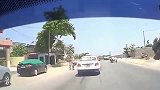 男子真是个“人才”，还以为是辆三轮车，要不是监控谁信