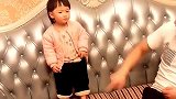 3岁小情人和爸爸吵架，一开口气势上就占上风，爸爸直接笑场了
