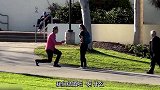 整人恶搞：单膝下跪向陌生妹子求爱，哪里来的神经病
