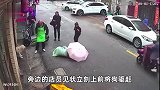 女子摸路边狗面部被撕咬，邻居称平时狗没拴，狗主人：狗性格很好
