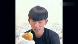 金毛为了能吃到爸爸的零食，竟然开始套路爸爸，结局太搞笑了！