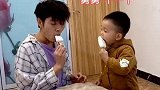 和外甥吃雪糕时，又发生和妈妈斗智斗勇的一幕！