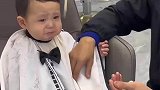 宝宝理发时又委屈又不敢动，委屈的小眼神让人又心疼又想笑