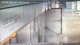 武汉地铁停运期间站台门被撞碎 官方：维保施工造成站台门损坏