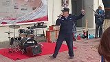 学校保安大叔秀唱功，气场全开惊艳众人