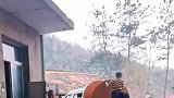 处理完老伴的后事，大爷一个人站在那里发呆