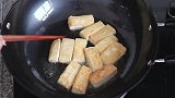 广式鱼头豆腐煲的做法，鲜香嫩滑，打开锅盖肚子都看饿了