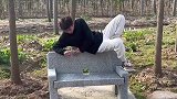 本想帅气拍照，却秒变黑历史