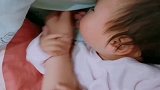 妈妈，我一定要抱着你胖胖的胳膊才能睡个好觉觉，休想拿开