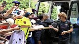 终于等到你!日本球迷酒店蹲守巴萨球员 格列兹曼人气超高受追捧