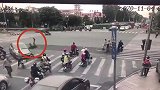 天降横祸！小车失控切入斑马线上等红灯人群，男子被撞飞腾空数米