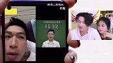 憋笑大挑战：猴子生气了，像个孩子一样咬人！